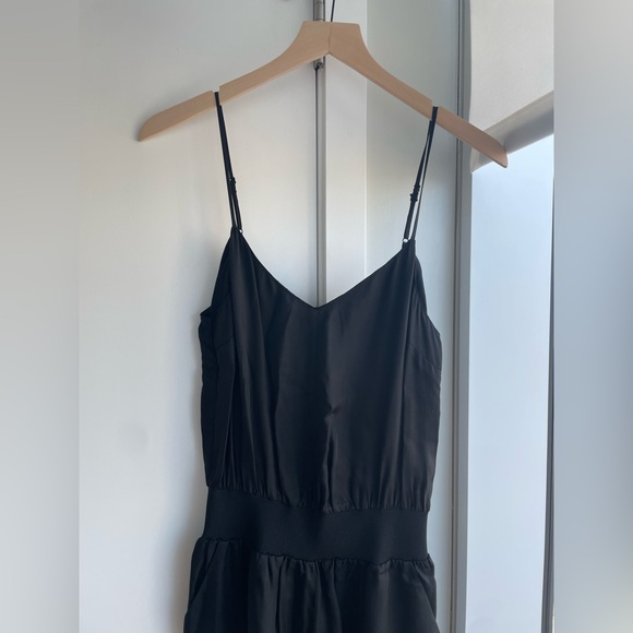 CINQ Á SEPT Amia Satin V-Neck Jumpsuit 🖤🖤 - Picture 4 of 8